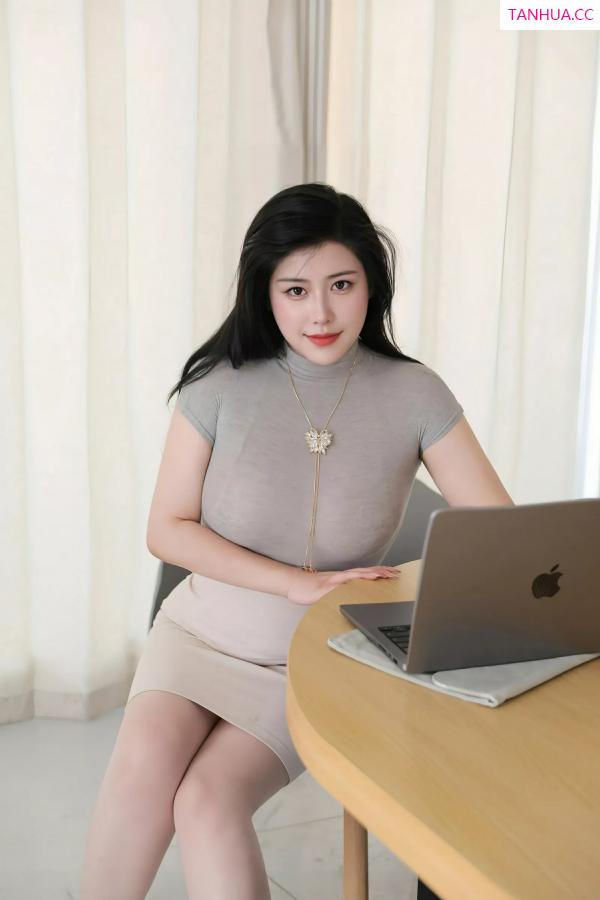 王格 王婉悠 [XiuRen]高清写真图 2025.07.01 No.10488 王婉悠Queen 原色丝袜第18张图片